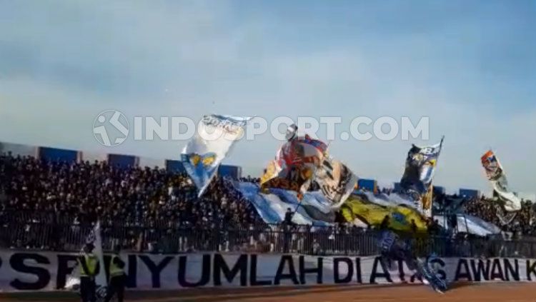 Aksi suporter di laga Persela vs PSIS untuk mengenang mendiang Choirul Huda. Copyright: © Alvin Syaptia Pratama/INDOSPORT