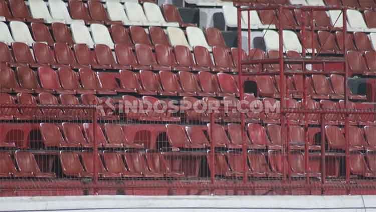 Kondisi kursi tribun timur Stadion Kapten I Wayan Dipta, Bali. Copyright: © Nofik Lukman Hakim/INDOSPORT