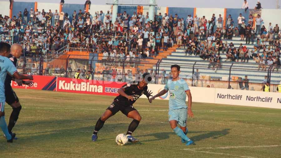 Laga pertandingan Liga 1 antara Persela Lamongan vs PSIS Semarang, Jumat (18/10/19). Copyright: © Alvin Syaptia Pratama/INDOSPORT
