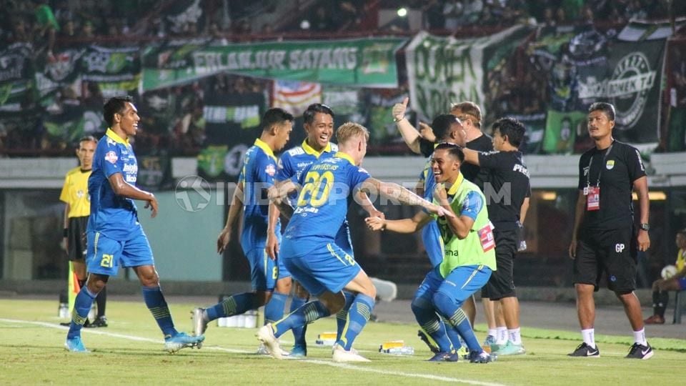 Para pemain Persib Bandung merayakan gol yang dicetak Febri Hariyadi ke gawang Persebaya Surabaya dalam laga pekan ke-23 Shopee Liga 1 2019 di Stadion Kapten I Wayan Dipta, Gianyar, Jumat (18/10/19). Copyright: © Nofik Lukman Hakim/INDOSPORT