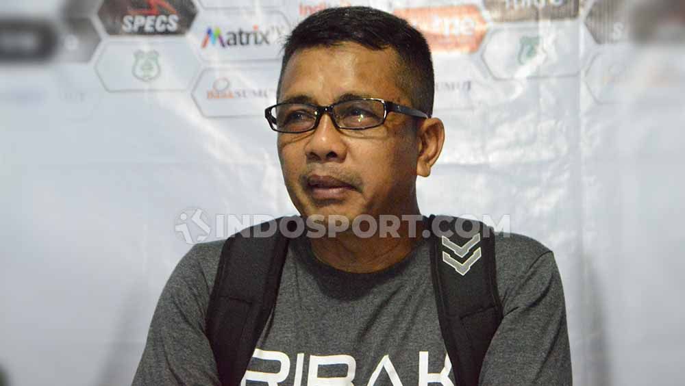 Jafri Sastra, pelatih klub Liga 2 PSMS Medan. Copyright: © Aldi Aulia Anwar/INDOSPORT