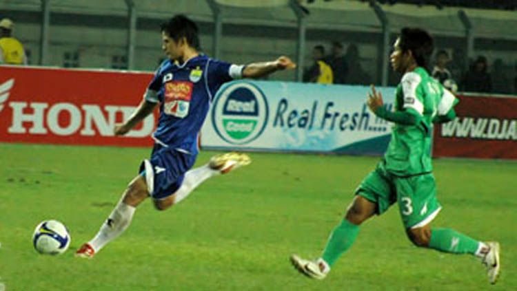 Mantan gelandang Persib Bandung, Suchao Nuchnum, memilih untuk jadi petani setelah pensiun menjadi pemain sepak bola profesional. Copyright: © simamaung.com