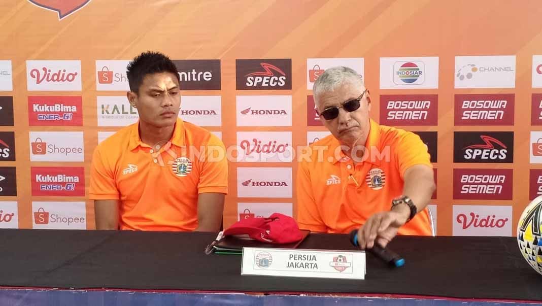 Pelatih Edson Tavares dan pemain Fachrudin Ariyanto mewakili Persija Jakarta pada konferensi pers sebelum melawan PSM Makassar. Copyright: © Adriyan Adirizky Rahmat/INDOSPORT
