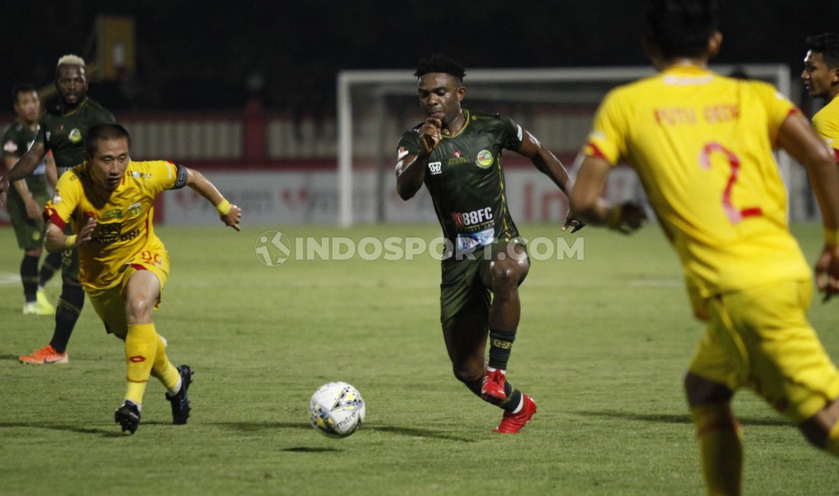 Pemain Tira-Persikabo, Osas Saha berusaha menghindari hadangan pemain Bhayangkara pada Liga 1, Sabtu (19/10/19). Copyright: © Herry Ibrahim/INDOSPORT
