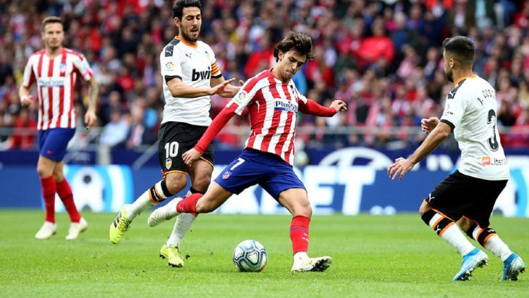 Joao Felix berusaha melepaskan tendangan dalam pertandingan LaLiga Spanyol antara Atletico Madrid vs Valencia, Sabtu (19/10/19) malam WIB. Copyright: © atleticodemadrid.com