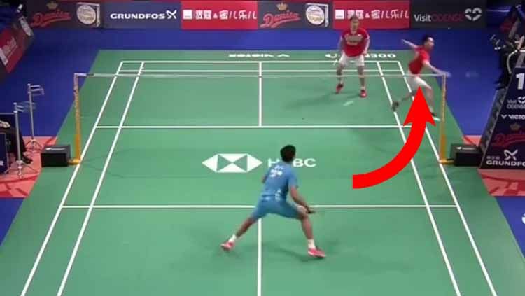 Jurus Kevin Sanjaya Sukamuljo di semifinal Denmark Open 2019. Copyright: © ftosports