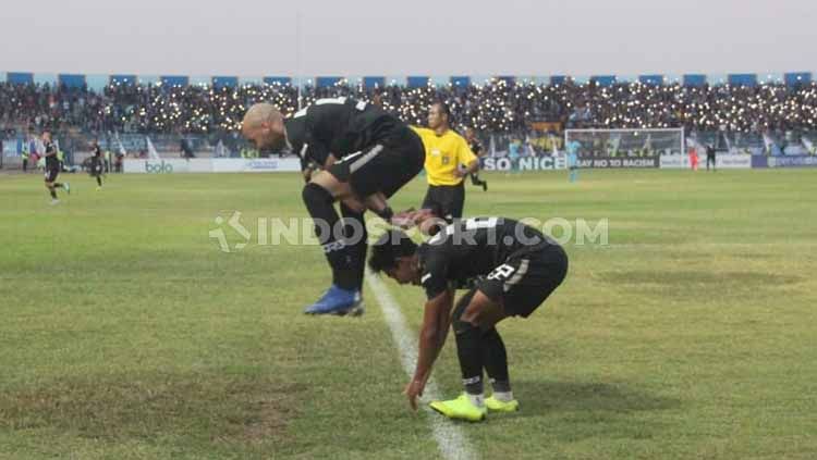 Hari Nur saat melakukan selebrasi dengan Bruno Silva usai mencetak gol Copyright: © Alvin Syaptia Pratama/INDOSPORT