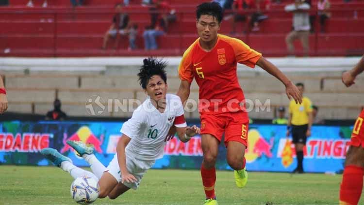 Pertandingan Timnas Indonesia U-19 melawan China U-19 di Stadion Kapten I Wayan Dipta, Gianyar, Minggu (20/10/19). Copyright: © Nofik Lukman Hakim/INDOSPORT