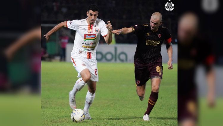 Xandao tengah berduel dengan Wiljan Pluim di pertandingan pekan ke-23 Liga 1 2019 antara PSM Makassar vs Persija Jakarta, Minggu (20/10/19). Copyright: © Persija