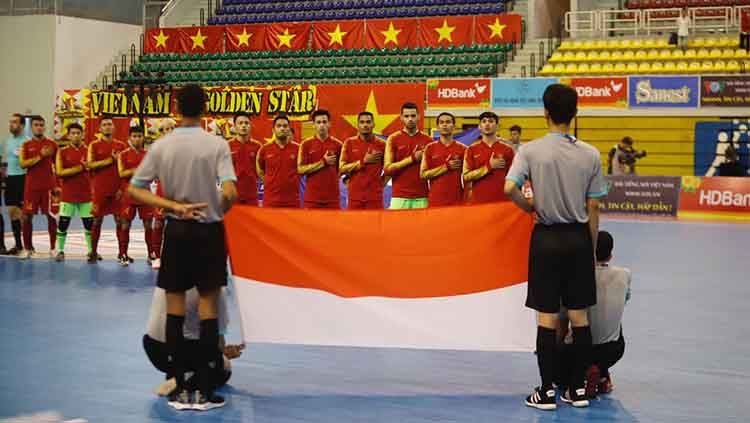 Skuat Timnas Futsal Indonesia saat menyanyikan lagu kebangsaan Indonesia Raya Copyright: © Media FFI