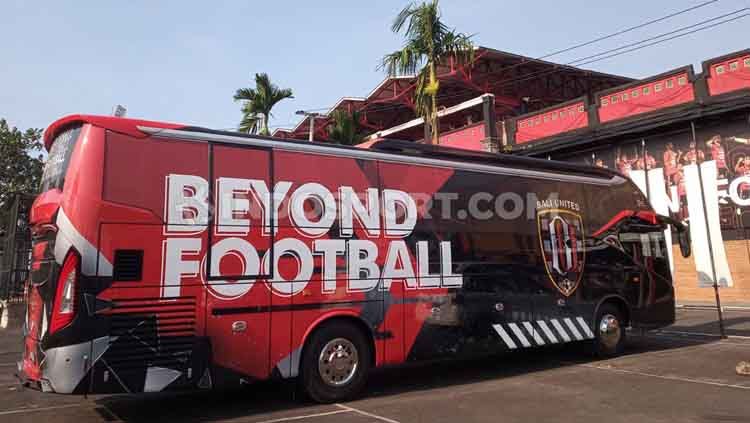 Bus baru Bali United saat terparkir di halaman parkir barat Stadion Kapten I Wayan Dipta Gianyar, Senin (21/10/19). Copyright: © Nofik Lukman/INDOSPORT