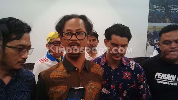 Ketua umum Viking Persib Club (VPC), Heru Joko (kedua dari kiri) saat ditemui di Graha Persib, Jalan Sulanjana, Kota Bandung, Selasa (22/10/2019). Copyright: © Arif Rahman/INDOSPORT