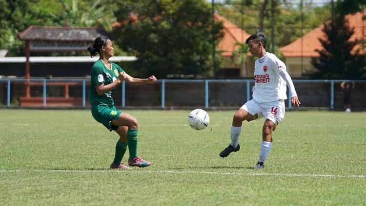 Aksi pemain PSM Makassar Putri pada laga seri kedua fase penyisihan grup B Liga 1 Putri 2019 melawan Persebaya Surabaya. Copyright: © Media Officer PSM Makassar