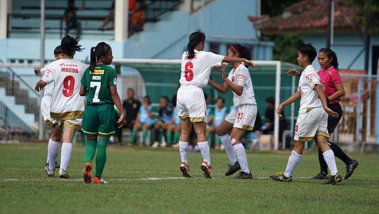 Aksi pemain PSM Makassar Putri pada laga seri kedua fase penyisihan grup B Liga 1 Putri 2019 melawan Persebaya Surabaya. Copyright: © Media Officer PSM Makassar