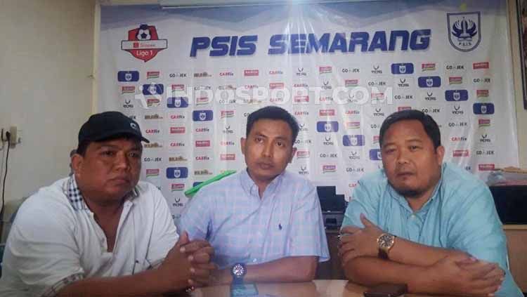 Ketua Panpel PSIS, Danur Rispriyanto (tengah) saat jumpa pers bersama wakil ketua panpel Pujianto (kiri) dan General Manager PSIS Wahyu Winarto (kanan). Copyright: © Alvin Syaptia Pratama/INDOSPORT