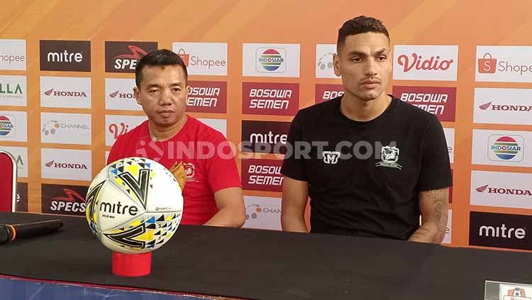 Pelatih Rasiman dan pemain Jaimerson da Silva mewakili Madura United pada konferensi pers sebelum melawan PSM Makassar Copyright: © Adriyan Adirizky/INDOSPORT