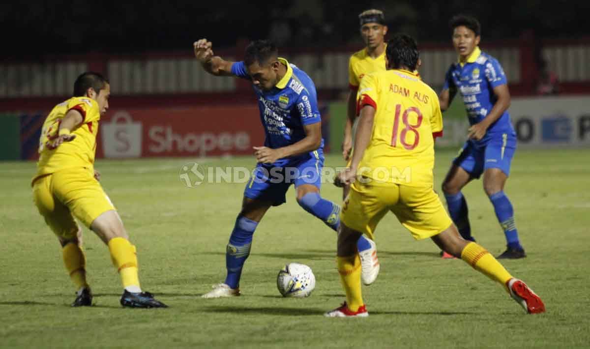 Beberapa pemain Bhayangkara FC berusaha merebut bola dari salah satu pemain Persib Bandung. Copyright: © Herry Ibrahim/INDOSPORT