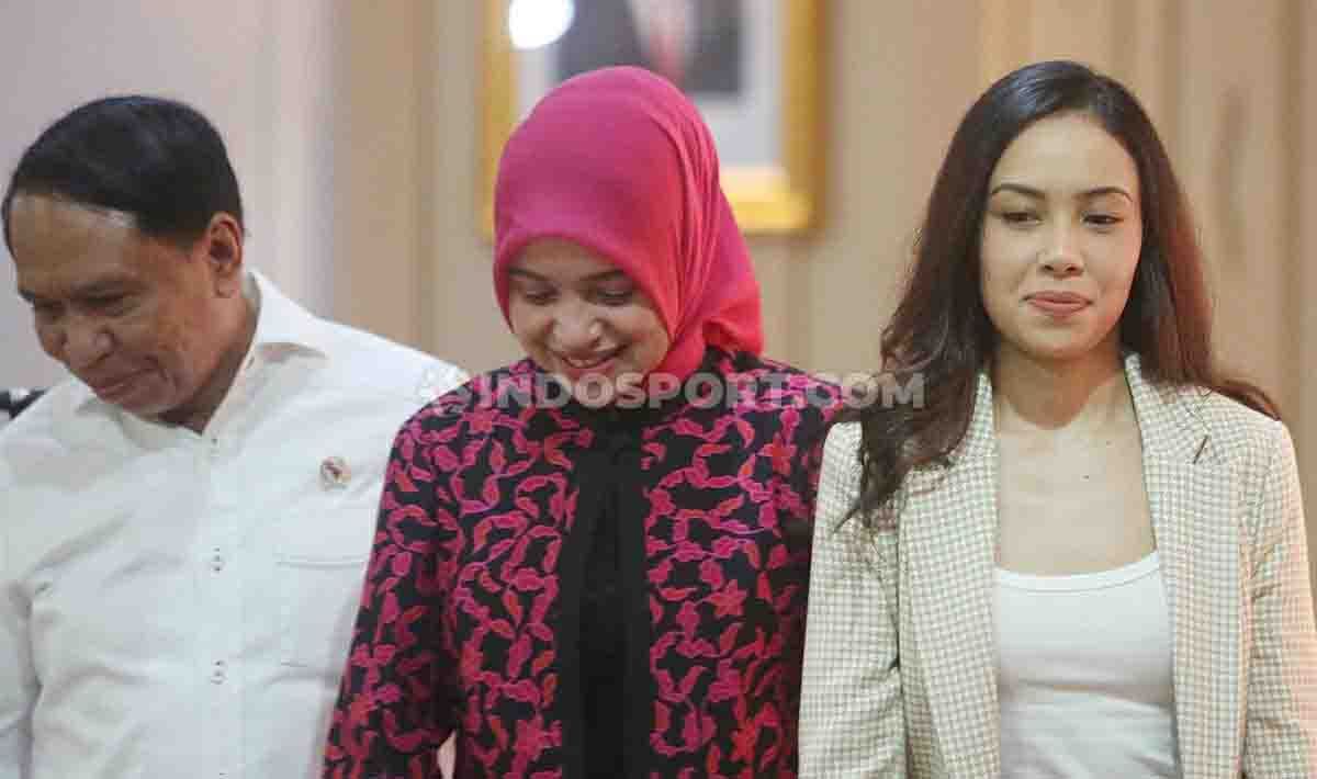 Istri dan anak Zainudin Amali turut hadir pada acara Sertijab Menpora Periode 2019-2024 di Wisma Kemenpora, Kamis (24/10/19). Copyright: &copy; Herry Ibrahim/INDOSPORT