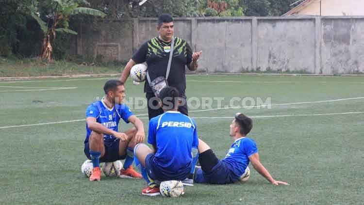 Dokter tim Persib Bandung, Rafi Ghani berbincang dengan pemain Persib di Lapangan Lodaya, Kota Bandung, Jumat (25/10/19). Copyright: © Arif Rahman/INDOSPORT