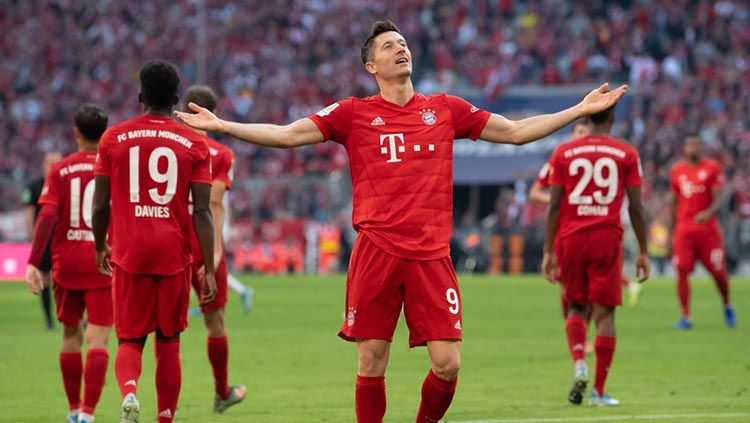 Striker Bayern Munchen, Robert Lewandowski, mencetak gol ke gawang Freiburg dalam lanjutan Bundesliga. Copyright: © Picture Alliance/Getty Images