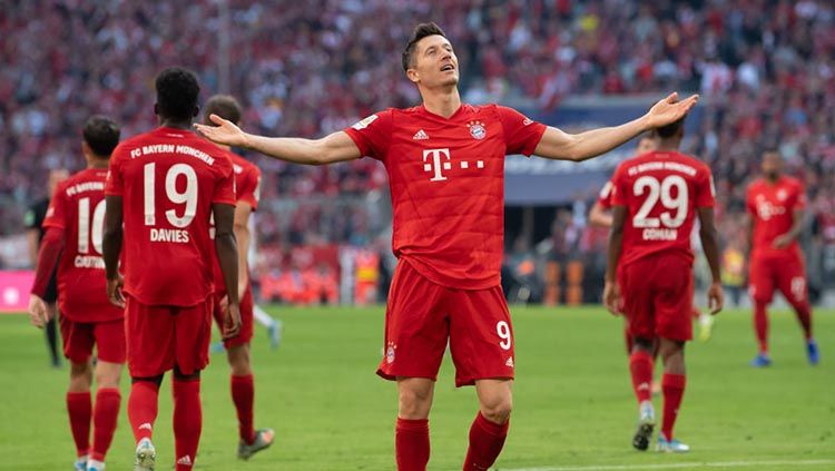 Bayern Munchen, Robert Lewandowski, mencetak gol ke gawang Union Berlin dalam lanjutan Bundesliga, Sabtu (26/10/19) malam WIB. Copyright: © Picture Alliance/Getty Images