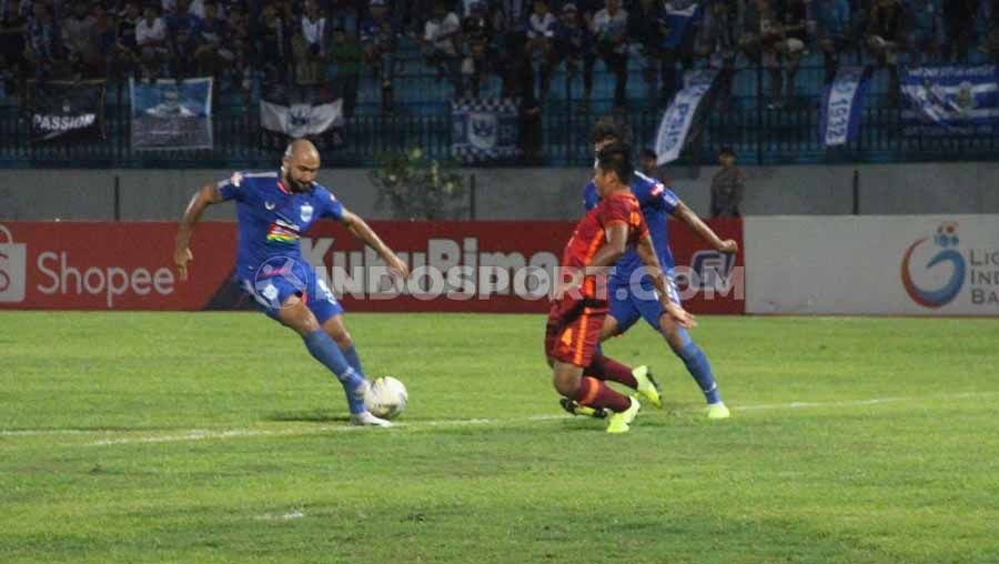 Aksi Claudir Marini Jr (kiri) saat PSIS melawan Borneo FC pada Liga 1 di Stadion Moch Soebroto, Magelang, Sabtu (26/10/19) malam. . Copyright: © Alvin Syaptia Pratama/INDOSPORT