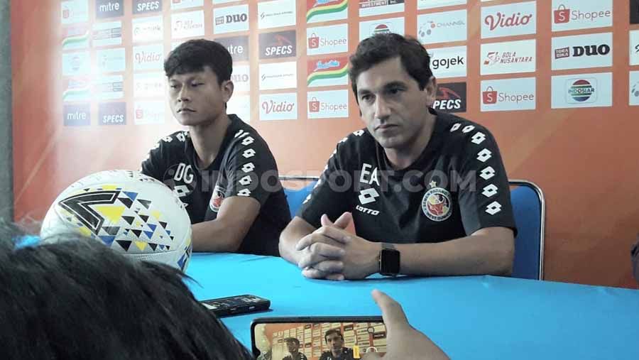 Pelatih Semen Padang, Eduardo Almeida dan pemain Dedi Gusmawan dalam jumpa pers Liga 1 2019. Copyright: © Ian Setiawan/INDOSPORT