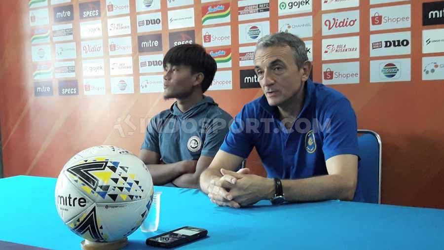 Pelatih Arema FC, Milomir Seslija, dan Ahmad Nur Hardianto dalam konferensi pers Liga 1 2019. Copyright: © Ian Setiawan/INDOSPORT
