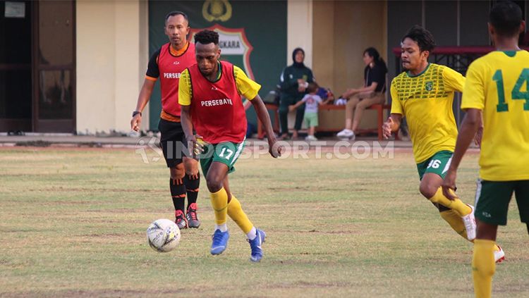 Pemain Persebaya Surabaya berlatih ball position di Lapangan Polda Jatim, Minggu (27/10/19). Copyright: © Fitra Herdian/Indosport