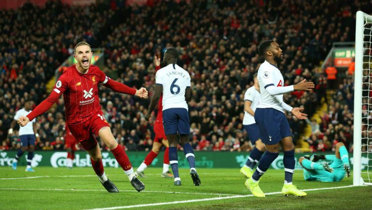 Kapten Liverpool, Jordan Henderson mencetak gol ke gawang Tottenham Hotspur pada pekan ke-10 Liga Inggris. Copyright: © Jan Kruger/Getty Images