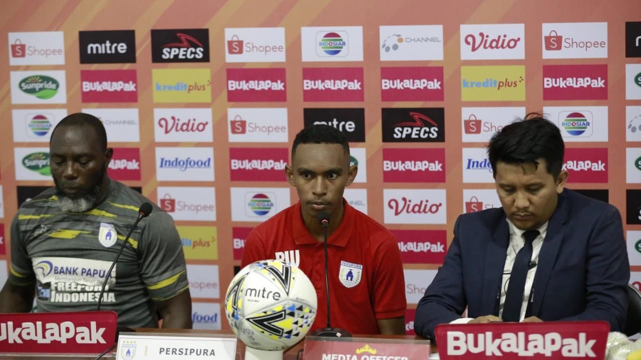 Pelatih Persipura, Jacksen Tiago saat berada di sesi konferensi pers bersama pemain muda Persipura, Patrick Womsiwor. Copyright: &copy; Media Officer Persipura
