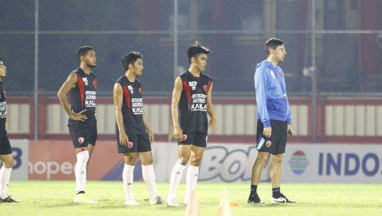 Pelatih PSM Makassar, Darije Kalezic, memimpin latihan tim menjelang laga Liga 1 2019. Copyright: © Media PSM Makassar