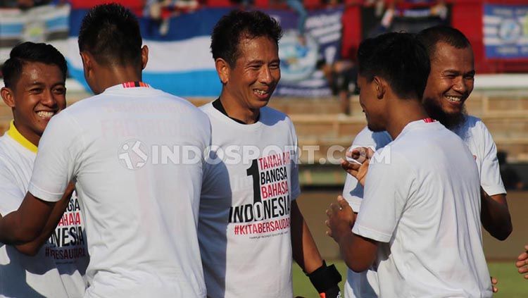 Penjaga gawang Persib Bandung, I Made Wirawan, dalam pertandingan Liga 1. Copyright: © Nofik Lukman Hakim/INDOSPORT