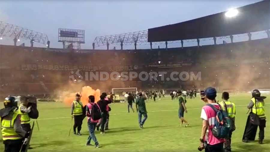 Kerusuhan suporter terjadi usai pertandingan selesai antara Persebaya Surabaya vs PSS Sleman di Liga 1, (29/10/19). Copyright: © Fitra Herdian/INDOSPORT