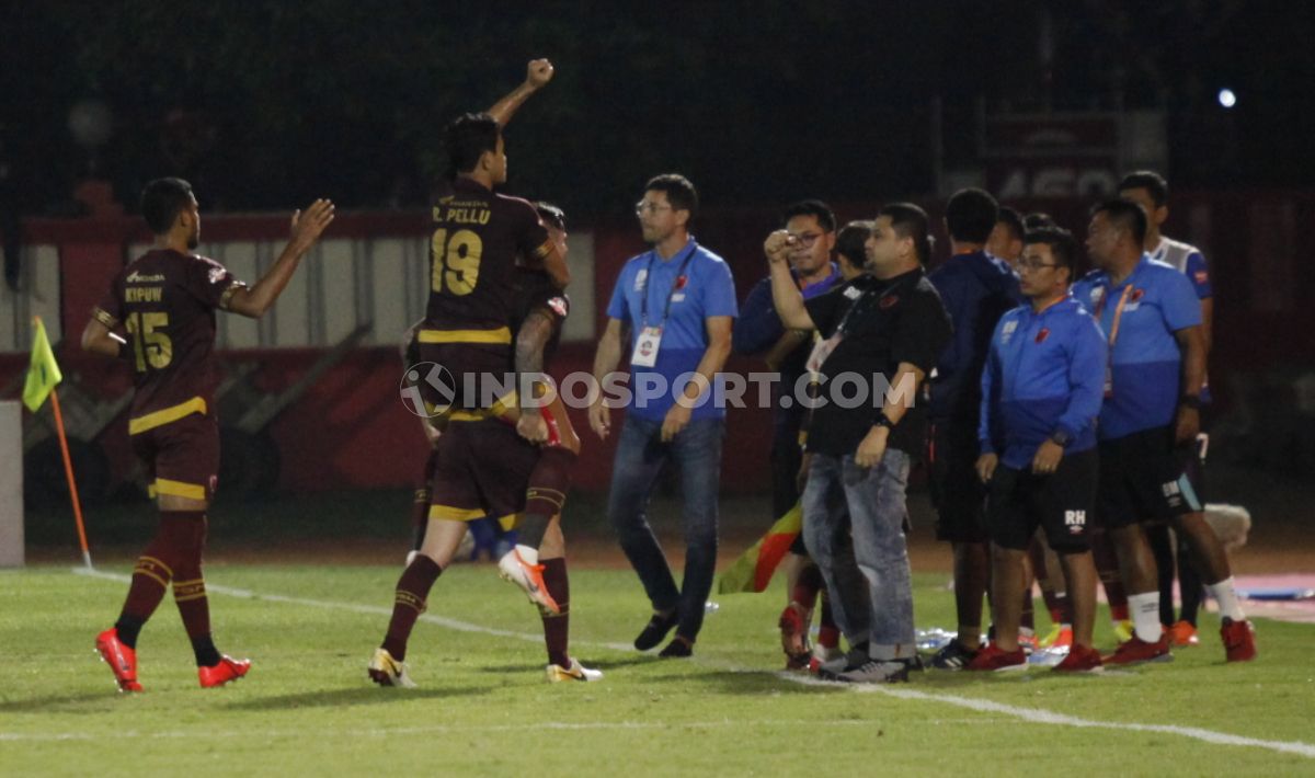 Selebrasi pemain PSM Makasar usai mencetak gol ke gawang Bhayangkara FC di Liga 1, Selasa (29/10/19). Copyright: © Herry Ibrahim/INDOSPORT