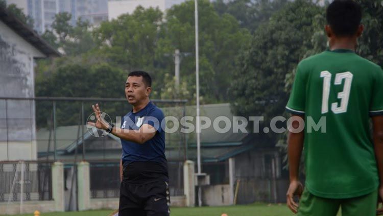 Pelatih PSMS Medan, Jafri Sastra saat memberikan arahan untuk tim besutanya. Copyright: © Aldi Aulia Anwar/INDOSPORT