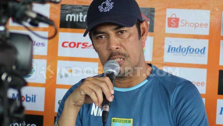 Pelatih Persela Lamongan Nilmaizar mengatakan bakal menyesuaikan teknis pergantian 5 pemain pada saat Liga 1 dilanjutkan  Oktober nanti. Copyright: © Nofik Lukman/INDOSPORT