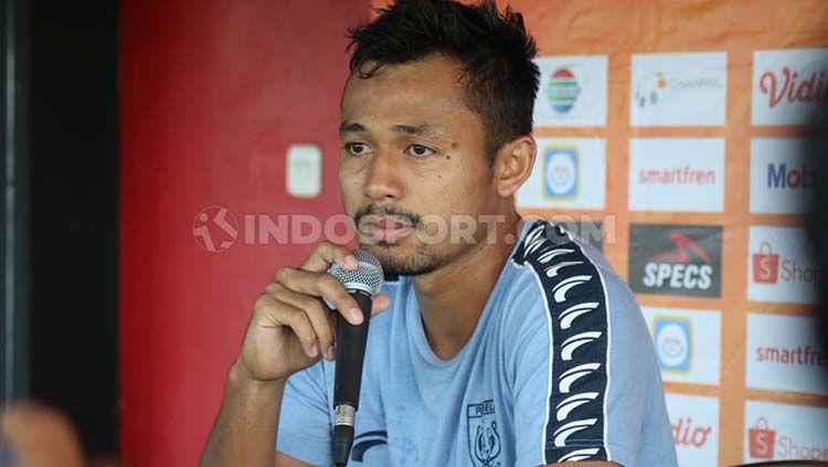 Bek Persela Lamongan, Arif Satria, dalam jumpa pers menjelang laga Liga 1 2019. Copyright: © Nofik Lukman Hakim/INDOSPORT