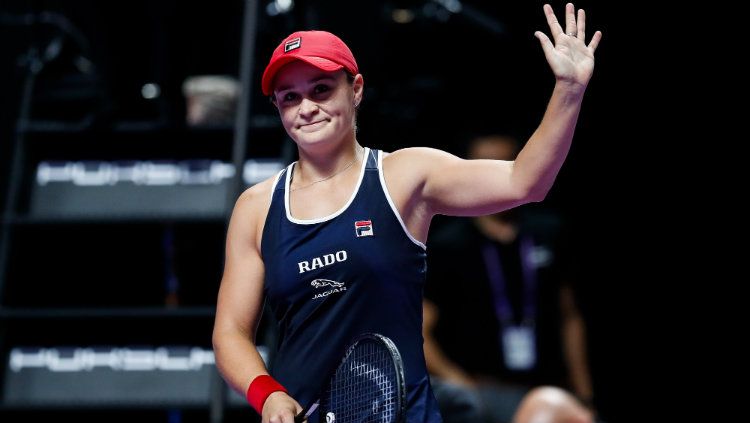 Ashleigh Barty merengkuh gelar WTA Finals Shenzhen, Minggu (3/11/19), usai mengalahkan Elina Svitolina (Ukraina) di partai puncak dengan skor 6-4, 6-3. Copyright: © VCG/VCG via Getty Images