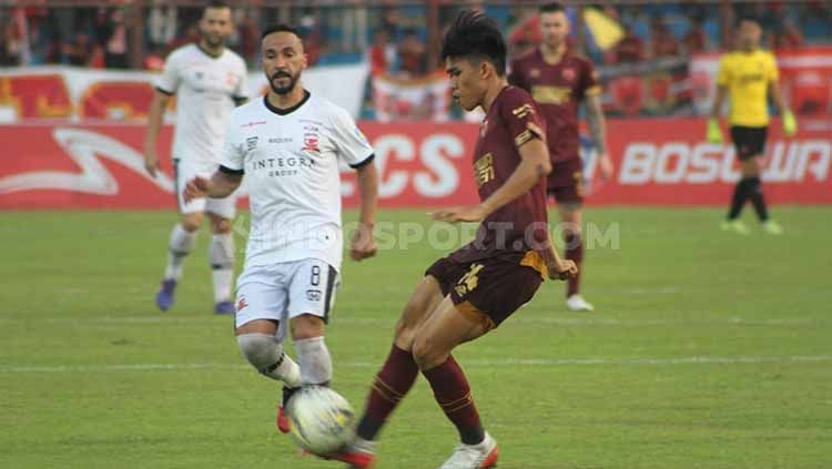 Aksi Rizky Eka Pratama bersama PSM Makassar saat melawan Madura United di Shopee Liga 1 2019. Copyright: © Adriyan Adirizky/INDOSPORT