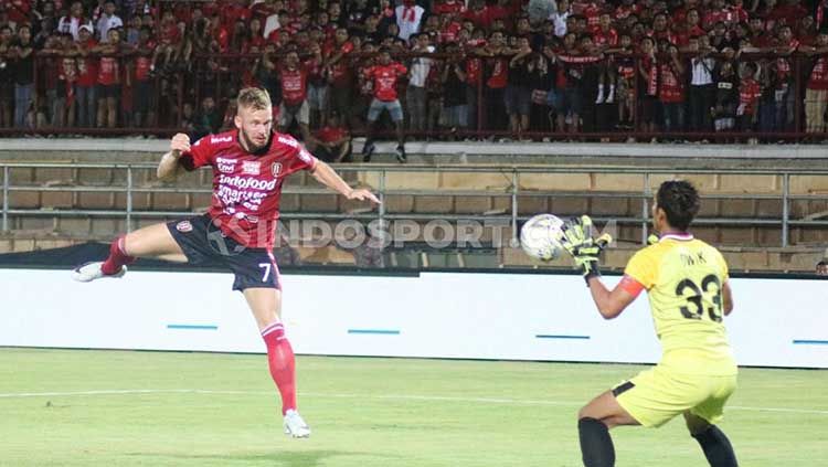 Sundulan Melvin Platje akhirnya berbuah gol untuk Bali United dalam laga pekan ke-26 Shopee Liga 1 2019 di Stadion Kapten I Wayan Dipta, Gianyar, Kamis (31/10/19). Copyright: © Nofik Lukman Hakim/INDOSPORT