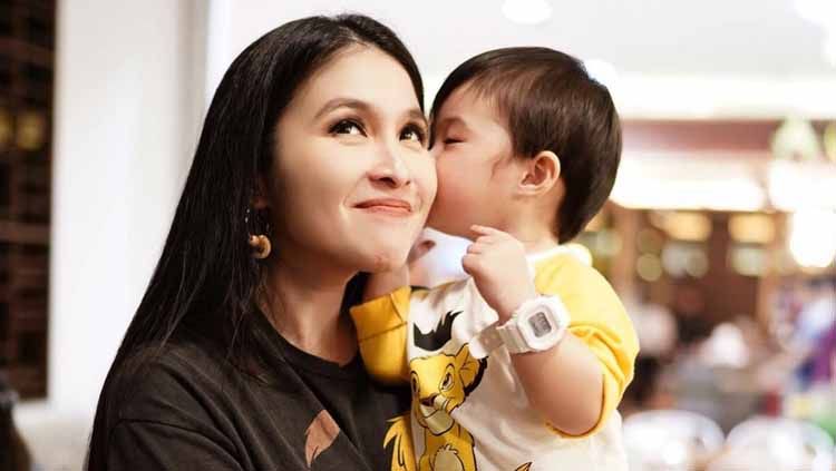 Sandra Dewi dan anaknya yang bernama Raphael Moeis Copyright: © sandradewi88