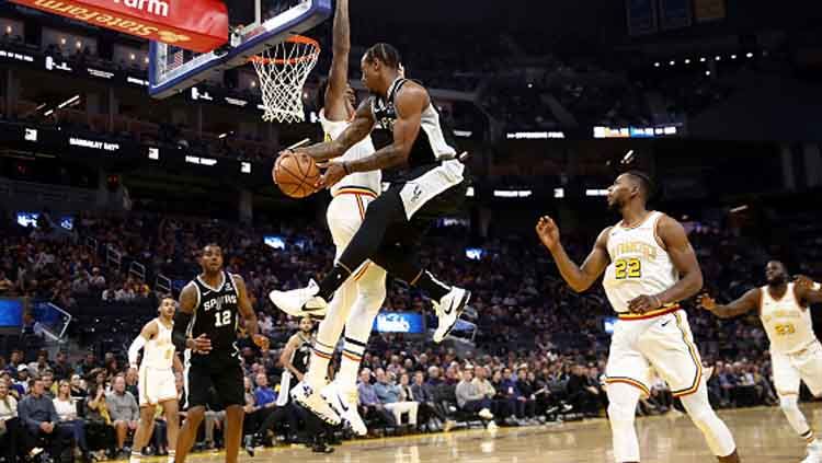 Duel antara pemain Golden State Warriors melawan San Antonio Spurs di Pertandingan NBA musim reguler 2019-2020 Copyright: © Ezra Shaw/GettyImages