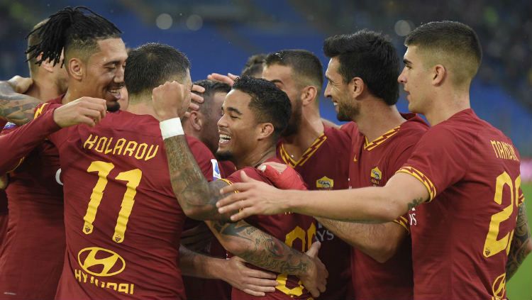 Selebrasi para pemain AS Roma usai mencetak gol ke gawang Napoli di giornata ke-11 Serie A Italia, Sabtu (02/11/19) kemarin malam WIB. Copyright: © asroma.com