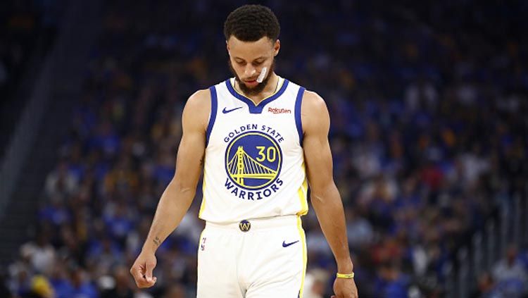 Bintang Golden State Warriors, Stephen Curry, dikhawatirkan bakal absen hingga akhir musim setelah dihantam cedera parah di bagian tangannya. Copyright: © Ezra Shaw/GettyImages