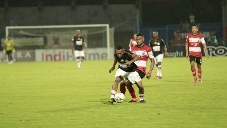 Penyerang Persipura, Titus Bonai saat berduel dengan pemain Madura United. Copyright: &copy; Media Persipura