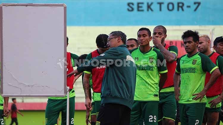 Pelatih Aji Santoso tetap mewaspadai Persipura meski baru menelan kekalahan dari PSM Makassar di Liga 1. Copyright: © Fitra Herdian/INDOSPORT