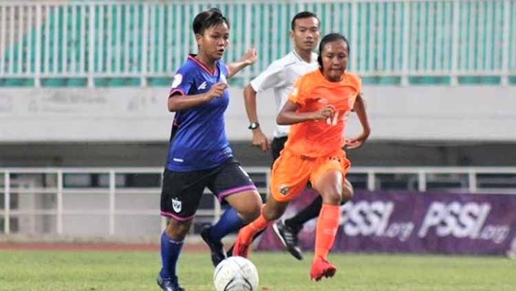 Pemain PSIS Putri saat Membawa Bola di pertandingan melawan Persija Copyright: © Media PSIS