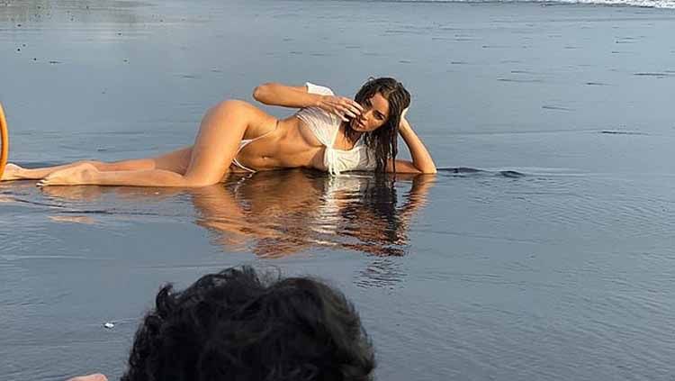 Olivia Culpo pake bikini super ketat saat pemotretan di pantai Bali Copyright: &copy; oliviaculpo