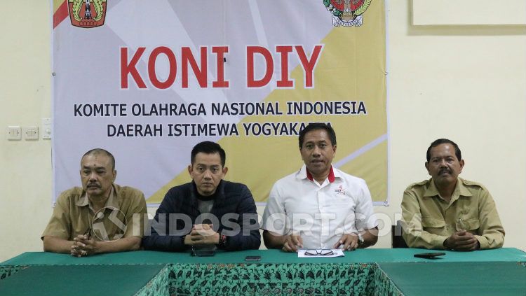 Ketua Umum KONI DIY, Djoko Pekik Irianto (kedua dari kanan0 bersama jajarannya. Copyright: © Ronald Seger Prabowo/INDOSPORT